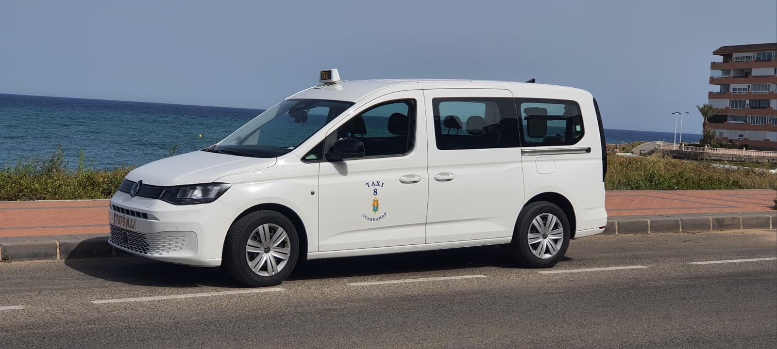 Vehículo de Taxi 8 Guardamar en el paseo marítimo de Guardamar del Segura